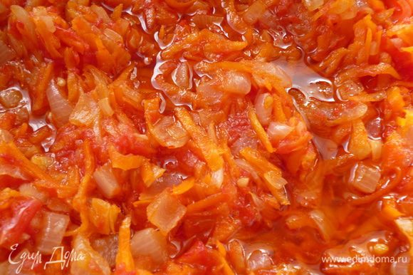 Теперь приготовим овощную заправку: морковь и помидоры натереть на крупной терке, лук нарезать мелким кубиком, у горького перца удалить семена и мелко его нарезать. Нагреваем на небольшом огне сковороду, наливаем растительное масло и сначала слегка обжарим лук 2-3 минуты, затем добавим морковь, горький перец и помешивая обжариваем пока лук станет желтого цвета от сока моркови, добавляем помидоры, перемешать и тушить, пока испарится половина жидкости. Добавить измельченный чеснок, слегка посолить, выключить огонь и дать немного настояться.