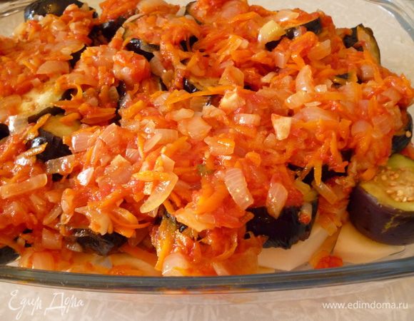 С баклажан слить образовавшийся сок, легонько отжать руками и распределить поверх картофельного слоя. Выкладываем на баклажаны вторую половину овощной заправки.