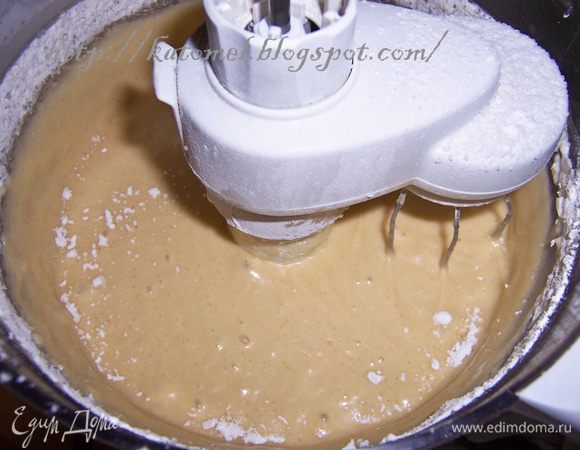 Для теста смешать муку с разрыхлителем. Отдельно сливочное масло/маргарин взбить с сахаром. Добавить к маслу яйца, ванильный сахар, муку и вымешать, чтобы смесь стала однородной. 