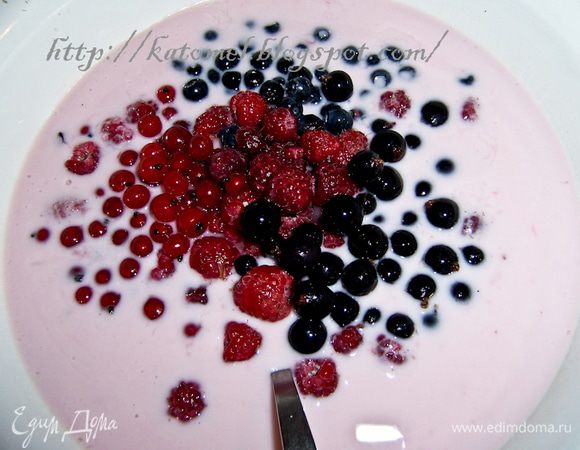 Для крема желатин замочить на 10 минут в теплой воде. Затем поставить на огонь и распустить (не кипятить!). Ввести желатин в йогурт, добавить ягоды, тщательно все перемешать и поставить в холодильник. 