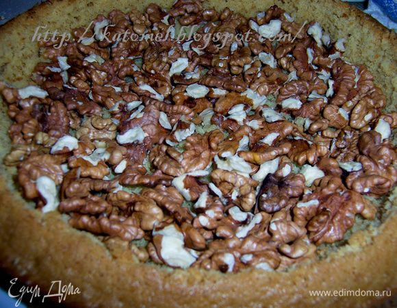 На дно выложить орехи. 