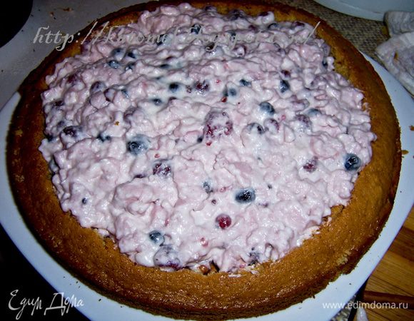 Пока йогурт застывает, сливки взбить с сахаром. Достать уже немного застывшую йогуртовую массу из холодильника и соединить со сливками. Выложить крем поверх орехов.  