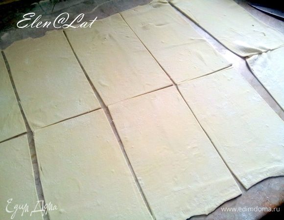 Слоеное тесто раскатать и порезать на прямоугольники. У меня получилось 10 штук.
В отдельной мисочке взбить яйцо.