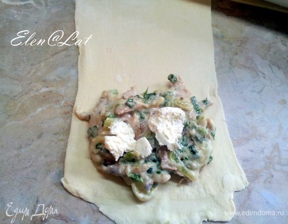 На одну половинку прямоугольника курочку в сливочном соусе, а сверху по 2 чайные ложечки мягкого, сливочного сыра. 
