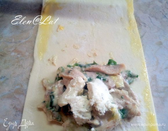 Края смазать взбитым яйцом.