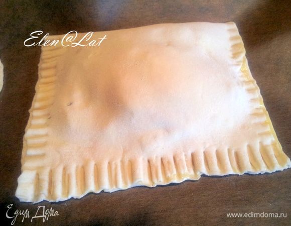 Сложить прямоугольники, чтобы получился пирожок.
Защипнуть края. Я это делаю с помощью вилки.