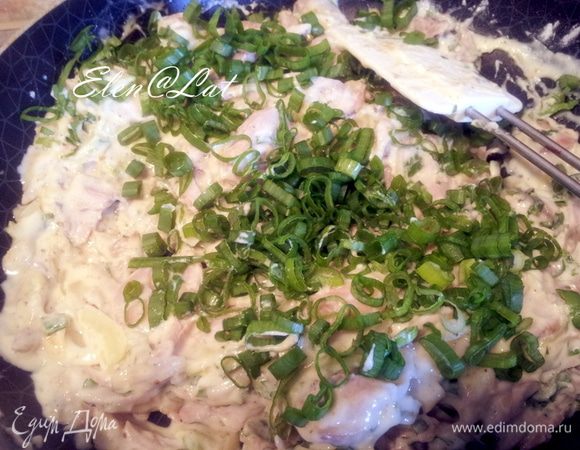 В соус добавить нарезанную петрушку и зеленый лук.
Дать полностью остыть.