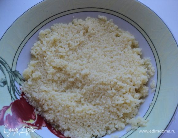 Перец почистить от хвостиков и семян. Замочить в горячей воде изюм на 5-10 мин. Кускус залить 150 мл горячей воды, дать набухнуть.