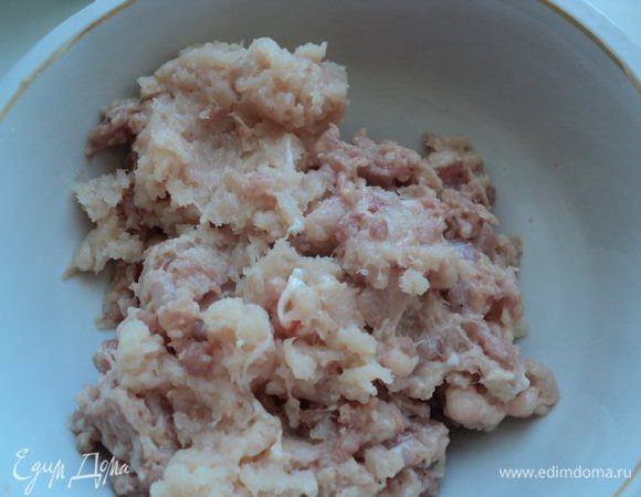 Куриное фили измельчить в блендере или на мясорубке.