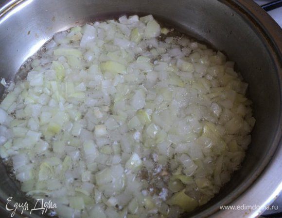Лук мелко порезать и припустить на растительном масле до мягкости, добавить натертую морковь, потушить 2-3 мин. 