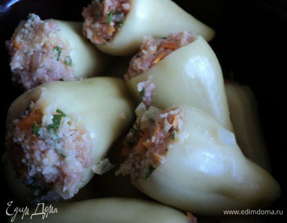 Начинить перец фаршем и выложить его в кастрюлю.