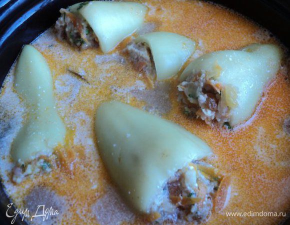 Готовим соус: к оставшимся пассерованным луку и моркови добавить томатную пасту, сахар, слегка поджарить, добавить горячую воду и сметану. Посолить и поперчить по вкусу. Довести до кипения и залить перец. Накрыть кастрюлю крышкой и тушить на небольшом огне 35-40 мин.