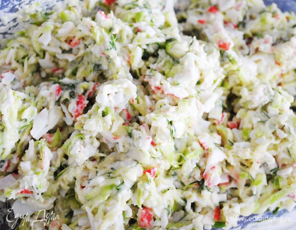 К получившейся массе добавить муку и перемешать. Сформировать блинчики и обжарить на сковороде с двух сторон до готовности.