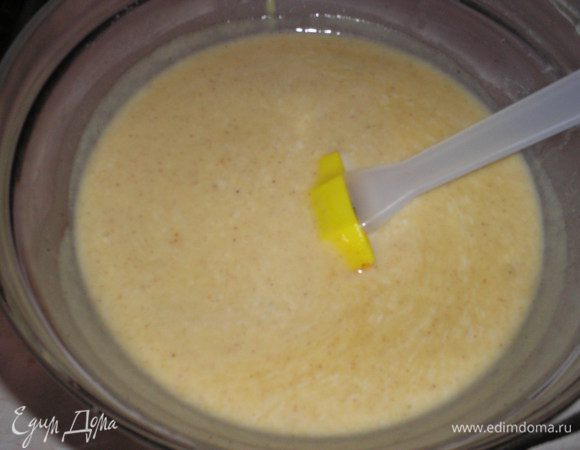 Добавляем сливки с молоком к яйцам, хорошо перемешиваем и отправляем опять на огонь. Доводим смесь до густоты, но не до кипения, как только появляюся первые пузырьки- снимаем с огня.