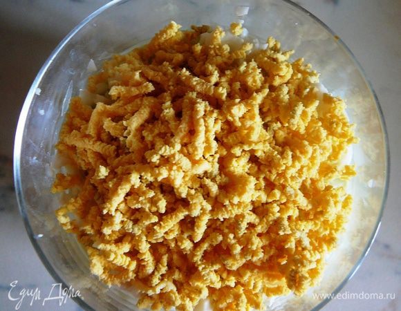 желток.(я пропускаю через пресс для чеснока)