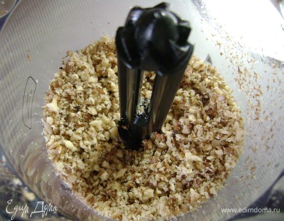 Грецкие орехи измельчить в блендере, не мелко, а чтобы были кусочками. 