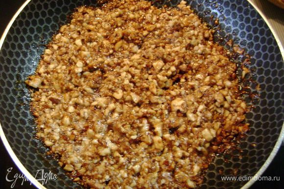 На сковороду высыпать сахар и на среднем огне сварить легкую карамель, добавить сливочное масло. Как только масло растопится, всыпать орехи, перемешать и через 2 мин. выключить.