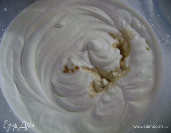 Сливки взбить до устойчивой массы, потихоньку добавляя кофе, взбить до однородной массы. 