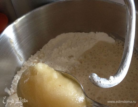 Просеять муку, добавить яйца и 1 белок, опару, мед, кефир, сметану. 