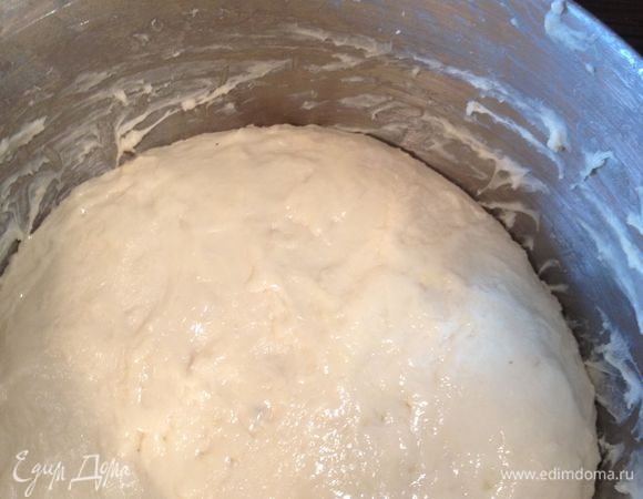 Замесить тесто. Верх теста помазать растопленным сливочным маслом, чтобы верхушка не подсохла. Накрыть полотенцем. Оставить для созревания