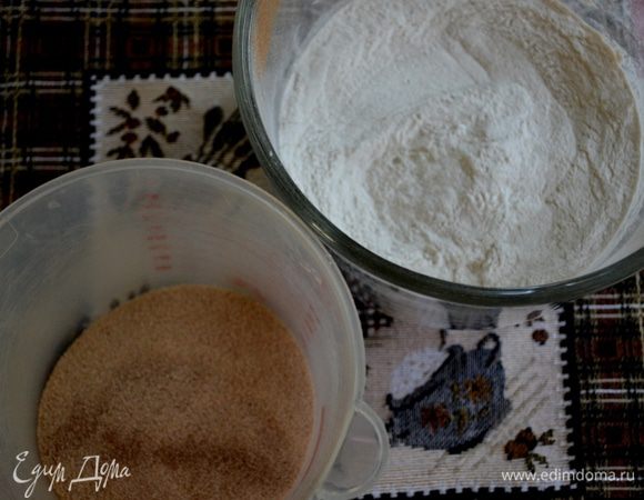 Разогреть масло в жаровне или используем фритюрницу.Ставим метку на 180 г.
Смешать отдельно 1/2 стак.сахар и 1 ч.л. корицы. В другой чаше муку и 1/4 ч.л. корицы. Отставить в сторону.