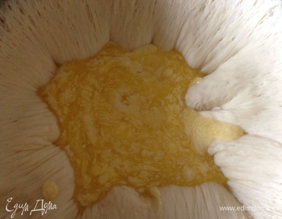 Растопить сливочное масло, остудить до комнатной температуры. Вылить в тесто. Тщательно вымесить. Накрыть полотенцем.  Пусть поднимается) 