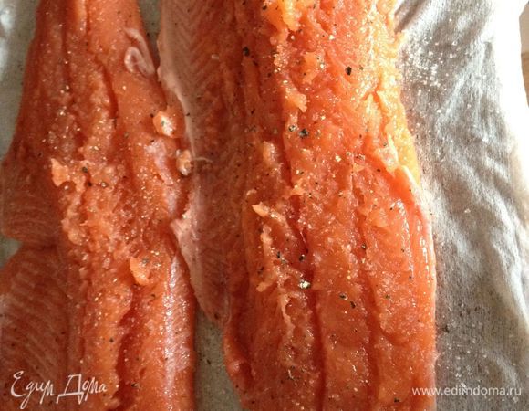 В это время займемся начинкой.
Филе посолить, поперчить с двух сторон. Дать пропитаться. Порезать на произвольные куски. 