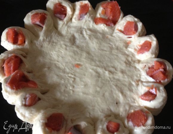 Нарезать валик кусочками по 4 см шириной и повернуть каждый кусочек на 90 градусов рыбой вверх.