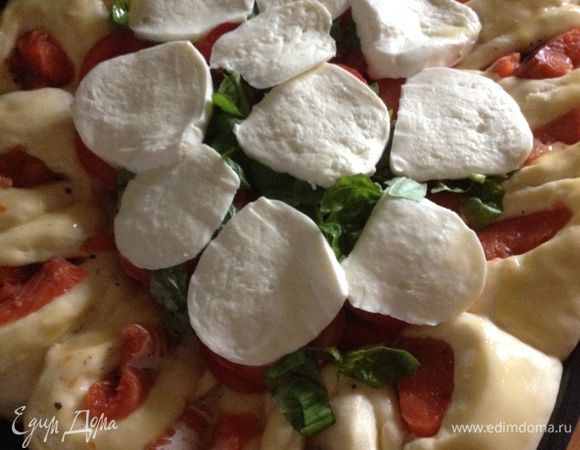 Оставшуюся рыбу нарезать кусочками и поместить в середину пирога.
Сверху рыбы выложить нарезанные кружочками томаты и перец, посолить, поперчить и накрыть всё кусочками моцареллы.
Оставить в теплом месте для расстойки минут на 30