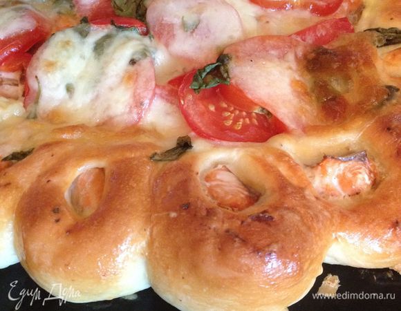 Выпекать в прогретой до 180 градусов духовке 30 минут до золотистой корочки.
Через 20 минут после начала запекания смазать тесто желтком. Можно есть в горячем и холодном виде. Приятного аппетита!!! К этому пирогу очень подходит окрошка по-корейски))