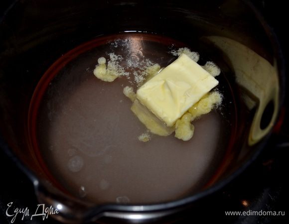 В кастрюльку налить 1 стак.воды, добавить 3 ст.л сахара и слив.масло. Поставить на огонь.