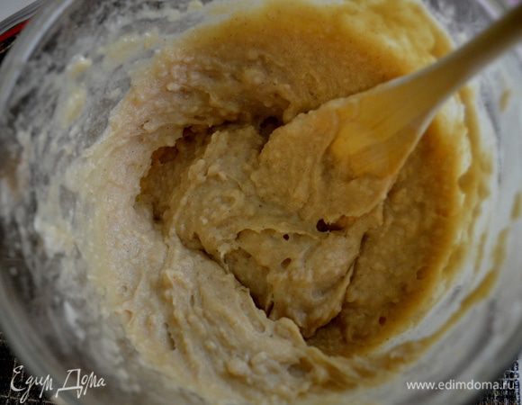 Как закипит снять с огня и добавить муку с корицей ,добавлять понемногу, помешивая. Дать постоять минуту. Добавить ванилин. Затем по одному яйцу за раз. Перемешать все желательно деревянной ложкой до гладкого состояния после каждого добавления продуктов.