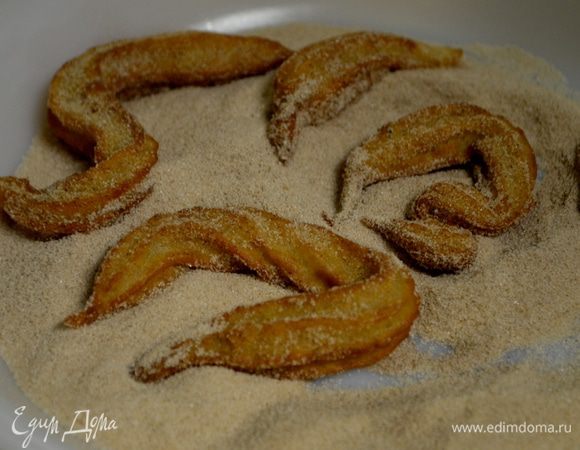 Выкладываем на тарелку с сахаром и корицей и каждый чуррос проворачиваем так чтоб все сторны были в сахаре с корицей. И так с каждой партией.