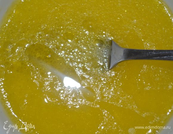 Яйцо, воду и масло взбить вилкой.