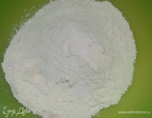 В большую миску просеять муку с солью.