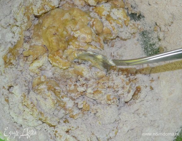 Соединить обе смеси, замесить тесто. 