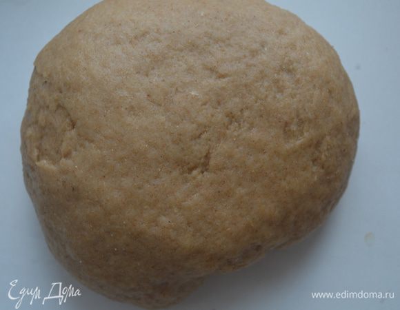 Выложить его на рабочую поверхность и как следует замесить достаточно плотное тесто. Скатать его в шар, завернуть в пленку и оставить на 20 минут "отдохнуть".