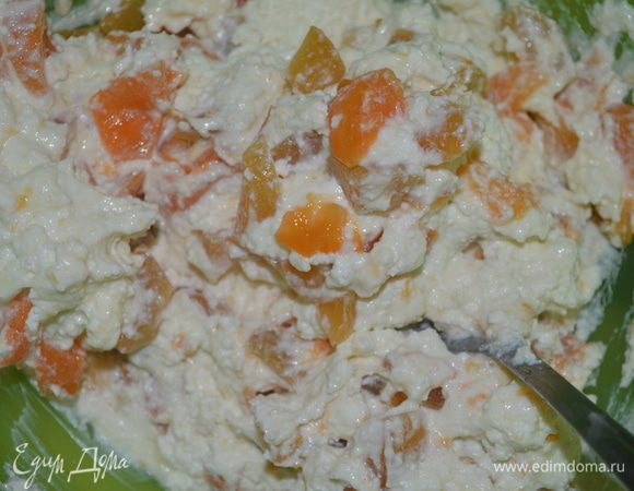 Добавить мелко нарезанный абрикосы. И все перемешать. 