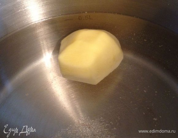 Приготовьте тузлук — так в рыбной промышленности называют рассол. В воде растворите крупную соль. Проверьте крепость. Для этого в воду опустите кусочек очищенного картофеля. Он не должен утонуть. Доведите до кипения, остудите, процедите.