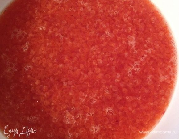 В воду выложите икру. Оставьте на 5 минут.