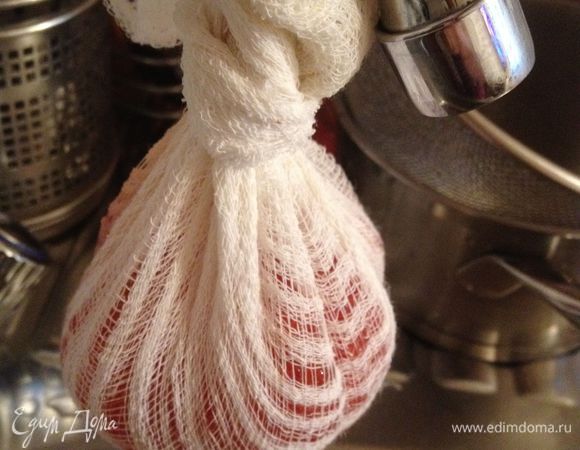 Подвесьте марлю на 1–3 часа. Если хотите жидкую икру, достаточно 1 часа. Если любите посуше — 2–3 часа.