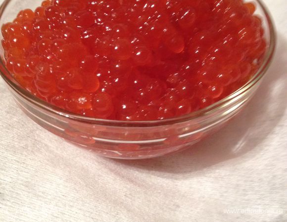 Полученную икру выложите в икорницу.