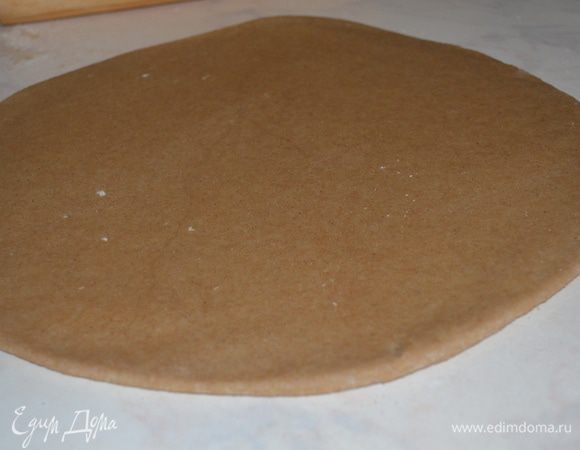 Тесто раскатать в круг толщиной примерно 1/2 см.