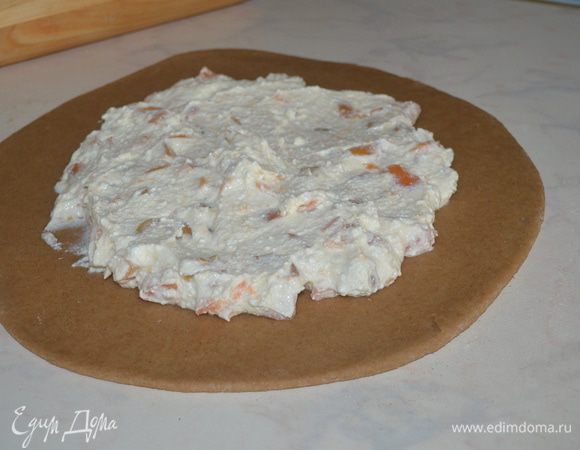 В центр выложить начинку и разровнять, оставить края около 4-5 см свободными. 