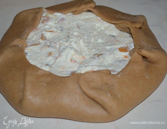 Сделать несколько складок-защипов по-кругу в одном направлении. 