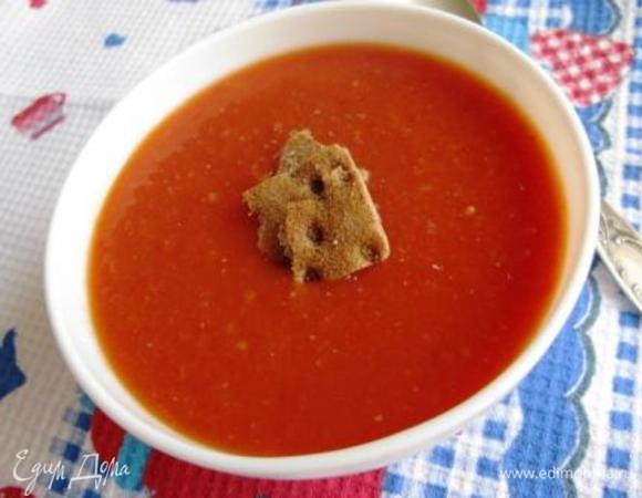 Огурцы очищаем от кожуры, перцы от семян. Помидоры надрезаем крест-накрест, ошпариваем и снимаем шкурку, убираем семена (обломалась). Все режем крупными кусками  и  порциями перемалываем в блендере с соком и парой ст. л. оливкового масла (в кажд. порцию). Солим, если надо. Мне было не надо, сок попался соленый. Добавляем уксус. Настаиваем в холодильнике не меньше пары часов. Остатки можно заморозить. Кстати, мой блендер все смолол на отлично, а вот от чеснока оставил волокна, не очень приятно. В след. раз лучше прессом выдавлю. Подаем с сухариками и мелко порезанными огурцами. Очень вкусно и по-летнему. Приятного аппетита!