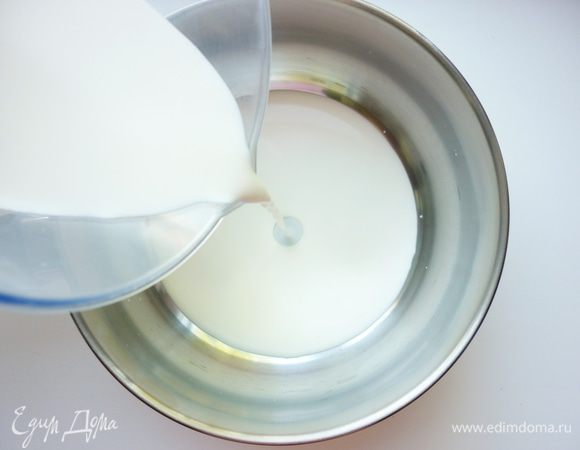 Молоко и сливки налить в кастрюльку.