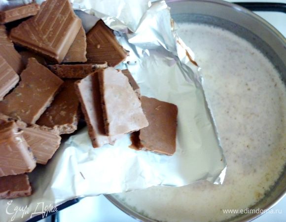 Кастрюльку поставить на средний огонь и добавить поломанный шоколад.