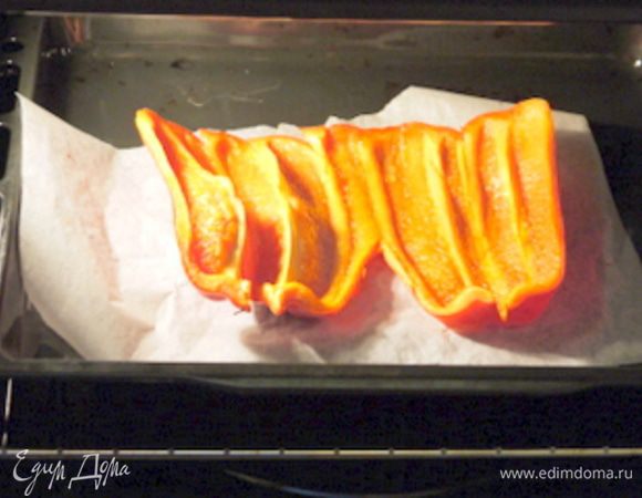 Перец запечь в духовке около 30 минут при 180°, чтобы потом было легко снять с него шкурку.
