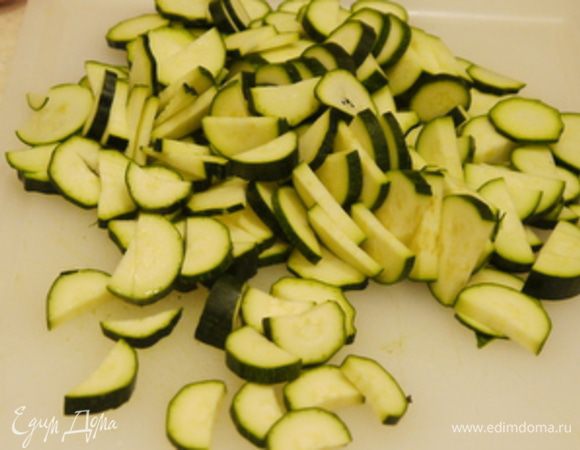 Нарезать цукини и обжарить на оливковом масле с лавровым листом. Посолить, поперчить. Цукини должны подрумяниться, но не развалиться.
